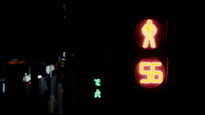 포토 JPG 해외이미지 실루엣 도로 십자가 모션 전등 거리 사람 사람없음 빨간색 초록색 빛 숫자 어둠 도시 시간 닫기 야간 저녁 소프트포커스 교차로 도로표지판 시티라이프 건너기 그만 카운트다운 해외202004 해외포토 자연요소 문자 라이프스타일 길 컬러 교통시설 조명 촬영기법 표지판 파일형식 이미지허브