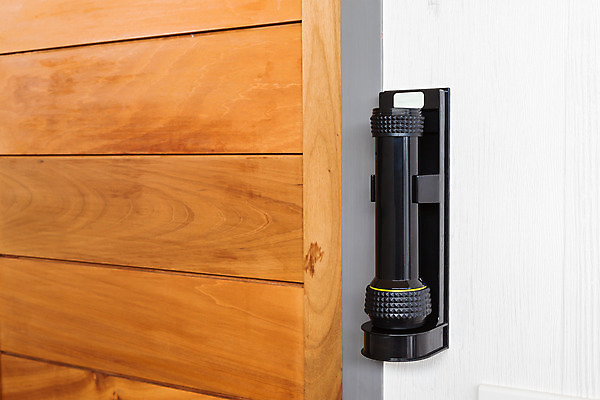 포토 JPG 해외이미지 전구 조명 실내 안전 사람없음 빛 힘 장비 흰색 공구 등불 램프 긴급 손전등 야간 주머니 오브젝트 검색 보안 스포트라이트 빛망울 중고 생존 해외202004 해외포토 자연요소 컬러 내부 도구 파일형식 이미지허브