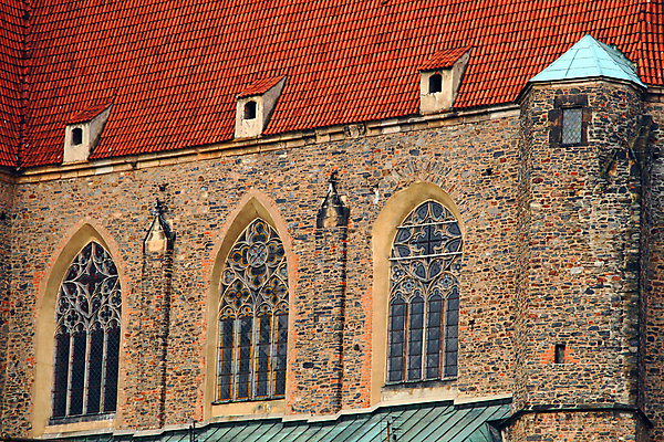 포토 JPG 해외이미지 기독교 종교 벽 건축양식 창문 유리 지붕 주택 프레임 사람없음 건물 장식 성당 교회 탑 골동품 얼룩 사찰 중세 정상 타일 묘사 아치 폴란드 고딕 바실리카 옛날 정문 판유리 해외202004 해외포토 건축물 건축 유럽 종교건축 재질 문 역사 파일형식 이미지허브