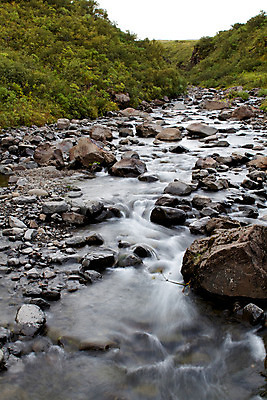 포토 JPG 해외이미지 여행 모션 자연 산 아이슬란드 풍경 사람없음 야외 가로 초록색 물 여름 빛 강 평화 환경 폭포 젖음 흐름 바위 신선 개울 황무지 떨어짐 장면 암초 내추럴 해외202004 해외포토 자연요소 계절 유럽 컬러 컨셉 돌_바위 생태계 파일형식 이미지허브