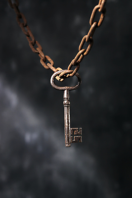 포토 JPG 해외이미지 열쇠 매달리기 사람없음 금속 수확 골동품 오브젝트 부식 옛날 해외202004 해외포토 농업 모션 재질 파일형식 이미지허브