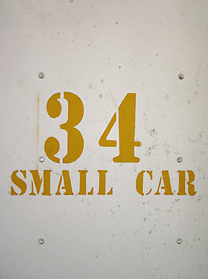 포토 JPG 해외이미지 벽 자동차 사람없음 세로 노란색 페인트 흰색 4 작음 주차 심볼 사인 시멘트 콘크리트 해외202004 해외포토 육상교통 컬러 숫자 크기 파일형식 이미지허브