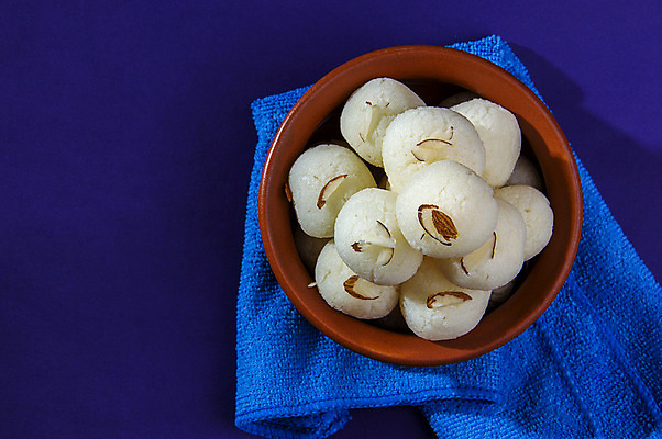 포토 JPG 해외이미지 디저트 사람없음 도자기 원형 사기그릇 냅킨 인도음식 라스굴라 해외포토 도형 그릇 음식 치즈 동양음식 파일형식 이미지허브