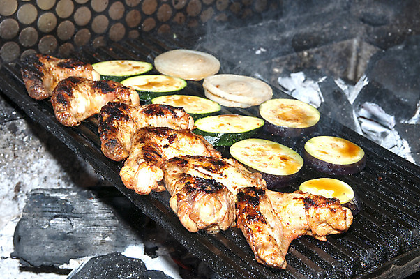 포토 JPG 해외이미지 접시 음식 백그라운드 날개 다이어트 불꽃 육류 요리 사람없음 야외 소풍 갈색 식사 저녁식사 치킨 튀김 흰색 신선 뜨거움 맛 그릴 바비큐 굽기 향신료 속도 준비 매움 레시피 점심식사 해로움 해외202004 해외포토 식기 컬러 컨셉 식재료 주방용품 불 건강 야외활동 구이 닭고기요리 향미료 파일형식 이미지허브