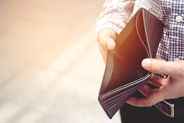 포토 JPG 해외이미지 손 남자 백그라운드 컨셉 돈 비즈니스 손가락 아이디어 선물 사람 인종 성인 사람없음 금융 경제 금지 잡기 비즈니스맨 오픈 지갑 변화 가난 가죽 은퇴 투자 결제 문제 빈털터리 파산 빚 수입 투자자 해외202004 해외포토 모션 신체부위 직장인 재산 파일형식 이미지허브