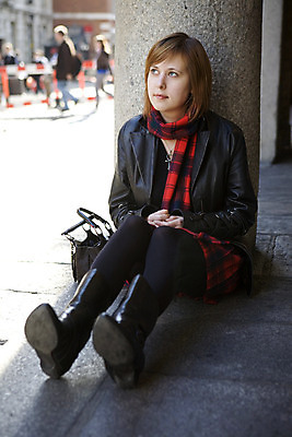 포토 JPG 해외이미지 신발 생각 가방 영국 거리 한명 성인 평화 정원 목도리 슬픔 기둥 보행로 통로 런던 빨간머리 배려 섬광 심각 우울증 해외202004 해외포토 1 헤어스타일 잡화 건축 감정 유럽 길 컨셉 사람 질병 파일형식 이미지허브