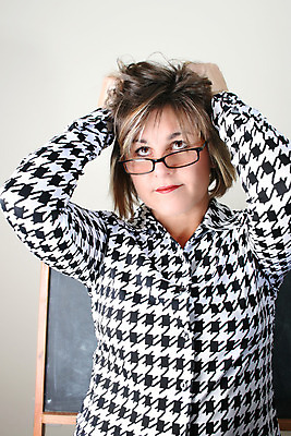 포토 JPG 해외이미지 백인 직업 여자 안경 비즈니스 성공 문구용품 갈색머리 종류 한명 사람 검은색 교사 재킷 짜증 흰색 업무 비즈니스우먼 당기기 좌절 보석 싱글 분필 블라우스 스타일 해외202004 해외포토 서양인 1 헤어스타일 잡화 감정 컬러 컨셉 상의 모션 외투 작업 직장인 광석 오브젝트 초크 파일형식 이미지허브