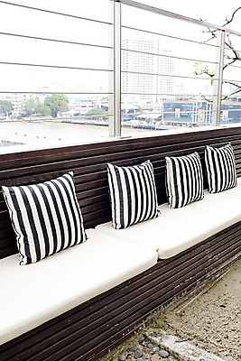 포토 JPG 해외이미지 나무 전통 라이프스타일 디자인 벽 가구 백그라운드 쿠션 패턴 의자 창문 베개 벽지 호텔 휴식 바닥 주택 미술 사람없음 야외 내부 목재 장식 빨간색 초록색 소파 갈색 유행 우주 금속 방 흰색 신선 점 휴게실 땅 빌라 대나무 휴양지 안락의자 지역 방갈로 리빙 위로 고립 해외202004 해외포토 식물 컬러 생활용품 컨셉 무늬 재료 침구 재질 숙소 문화예술 건물 생활 장소 파일형식 이미지허브