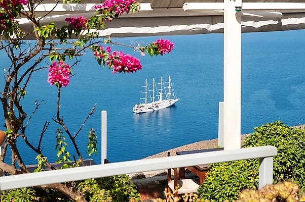 포토 JPG 해외이미지 꽃 유럽 바다 분홍색 섬 여행 하늘 항해 파노라마 풍경 사람없음 물 여름 파란색 울타리 여행객 마을 항구 맑음 기쁨 우아함 크루즈 지중해 그리스 휴양지 화산 산토리니 석호 그리스인 다도해 옛날 완벽 스타일 해외202004 해외포토 자연요소 서양인 식물 계절 감정 나라 컬러 컨셉 배_교통 교통시설 날씨 산 촬영기법 사람 담장 장소 파일형식 이미지허브