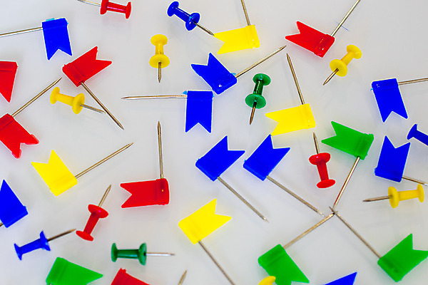 포토 JPG 해외이미지 모양 디자인 종이 컨셉 패턴 일러스트 비즈니스 추상 문구용품 화살 사람없음 빨간색 초록색 파란색 컬러풀 사무실 노란색 3D 흰색 깃발 방향 심볼 날카로움 고립 해외202004 해외포토 컬러 무늬 디지털합성 오브젝트 파일형식 이미지허브