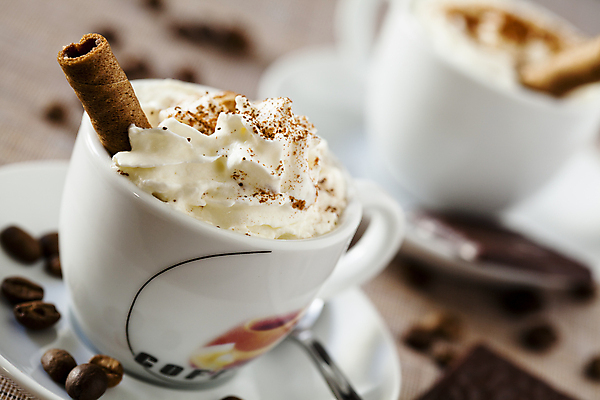 포토 JPG 해외이미지 접시 커피 음료 콩 사람없음 컵 갈색 초콜릿 검은색 원두 흰색 에스프레소 따뜻한음료 시나몬 정물화 휘핑크림 해외202004 해외포토 식기 컬러 디저트 곡류 크림 그림 휘핑 파일형식 이미지허브