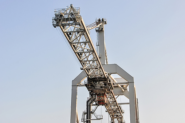 포토 JPG 해외이미지 산업 도로 바다 비즈니스 교통시설 하늘 항해 사람없음 빨간색 물 파란색 글로벌 쌓기 항구 기계 장비 거래 트럭 화물 역 상품 큼 컨테이너 수집 조선소 배송 창고 기중기 방파제 함선 상업 무거움 로딩 철강 방식 해외202004 해외포토 자연요소 공공시설 길 컬러 교통 배_교통 모션 자동차 운송업 중장비 무게 크기 시설 파일형식 이미지허브