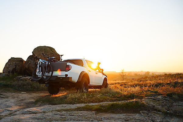 포토 JPG 해외이미지 라이프스타일 산 풍경 사람없음 야외 태양 자전거 일몰 운전 저녁 사이클링 비포장도로 해외202004 해외포토 자연요소 도로 모션 생활 노을 바이크 야간 육상스포츠 파일형식 이미지허브