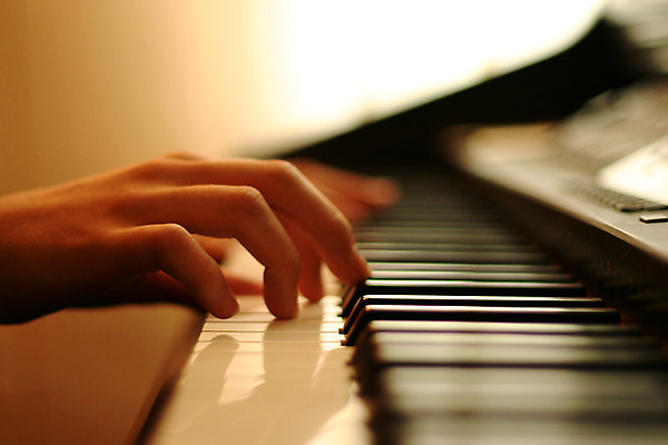 포토 JPG 해외이미지 손 연주 실내 신체부위 피아노건반 피아니스트 해외202004 해외포토 음악 사람 내부 연주자 건반 피아노 파일형식 이미지허브