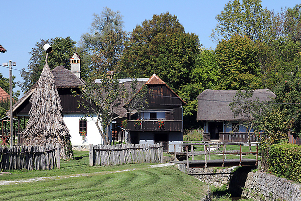 포토 JPG 해외이미지 나무 계절 길 여행 하늘 주택 사람없음 목재 장식 초록색 여름 파란색 농장 농경지 마을 시골 역사 재산 오솔길 복고 장면 크로아티아 밀짚 밭일 수목 전국 해외202004 해외포토 식물 유럽 컬러 농업 재료 건물 금융 짚 파일형식 이미지허브