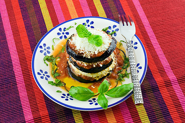 포토 JPG 해외이미지 접시 음식 토마토 채소 가지 사람없음 장식 식사 이탈리아 코트 플랫 오븐 바질 꼬투리 모짜렐라치즈 영양분 전경 해외202004 해외포토 식기 유럽 치즈 풍경 외투 가전제품 파일형식 탑뷰 이미지허브