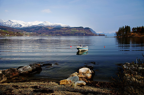 포토 JPG 해외이미지 바다 자연 휴가 산 주택 노르웨이 사람없음 파란색 태양 맑음 보트 작음 암초 스칸디나비아 절정 해외202004 해외포토 자연요소 유럽 컬러 배_교통 날씨 건물 크기 생태계 파일형식 이미지허브