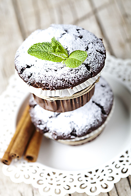 포토 JPG 해외이미지 디저트 사람없음 쌓기 머핀 슈가파우더 시나몬스틱 애플민트 초콜릿머핀 해외202004 해외포토 음식 빵 모션 민트 시나몬 파일형식 이미지허브