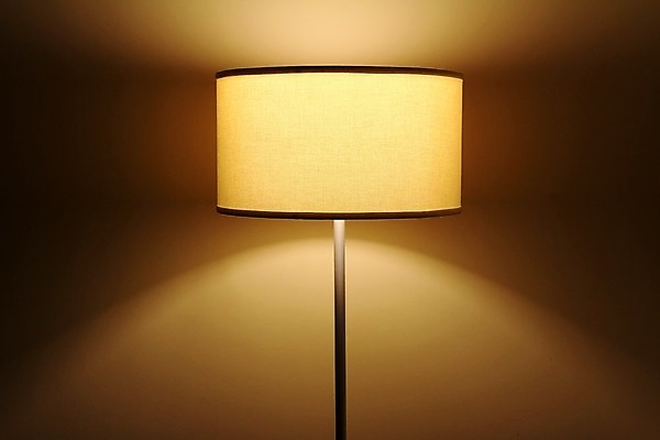 포토 JPG 해외이미지 1 디자인 가구 백그라운드 컨셉 조명 바닥 아파트 주택 실내 창조 미술 사람없음 내부 목재 장식 파란색 빛 독서 금속 검은색 어둠 공백 금지 램프 판넬 플랫 연결 책상 오브젝트 빛망울 옛날 해외202004 해외포토 나무 컬러 생활용품 재료 재질 문화예술 건물 파일형식 이미지허브