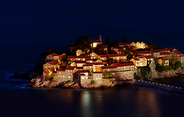 포토 JPG 해외이미지 나무 구름 유럽 바다 섬 여행 건축양식 하늘 호텔 지붕 낚시 주택 풍경 사람없음 건물 물 파란색 빛 마을 어둠 봄 바위 성 고급 야간 휴양지 몬테네그로 발칸반도 부드바 옛날 해외202004 해외포토 자연요소 식물 건축물 계절 건축 나라 컬러 컨셉 숙소 레저 장소 돌_바위 파일형식 이미지허브