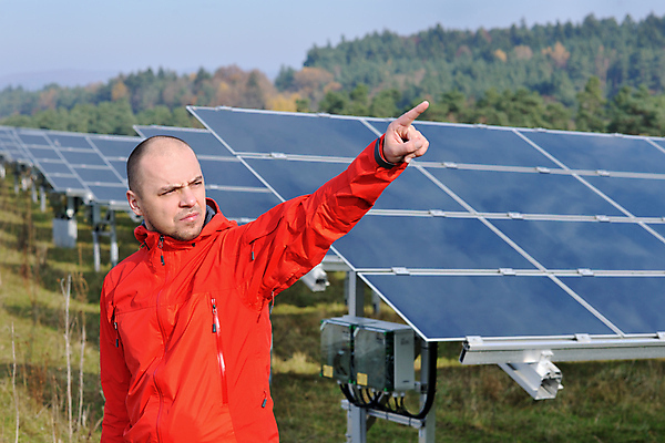 포토 JPG 해외이미지 주간 남자 산 한명 상반신 성인 야외 앞모습 가리킴 태양에너지 집열판 성인남자한명만 해외202004 해외포토 자연요소 1 뷰포인트 사람 손짓 그린에너지 남자한명만 성인남자만 파일형식 이미지허브