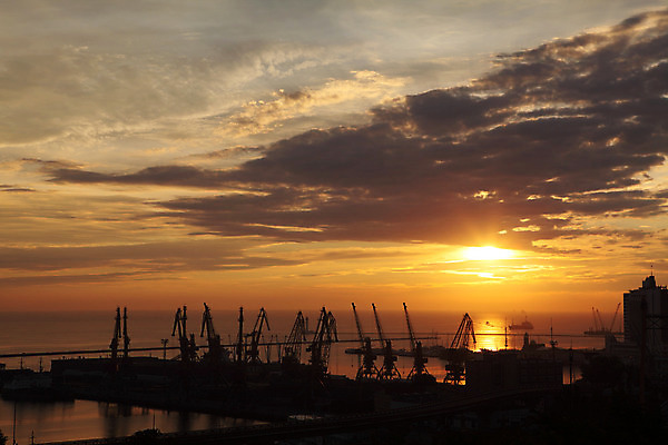 포토 JPG 해외이미지 구름 실루엣 산업 바다 분홍색 여행 요트 오렌지 교통시설 하늘 낚시 항해 풍경 사람없음 빨간색 물 여름 파란색 빛 햇빛 태양 반사 노란색 일출 항구 검은색 황혼 장비 화물 만 보트 야간 저녁 포트 우크라이나 해외202004 해외포토 자연요소 계절 유럽 컬러 교통 배_교통 과일 레저 촬영기법 노을 일몰 운송업 시설 파일형식 이미지허브