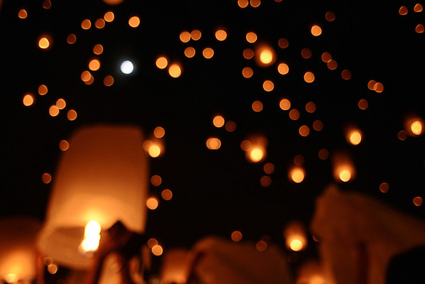 포토 JPG 해외이미지 전통 손 공원 행복 아시아 별 종교 종이 문화 여행 크리스마스 오렌지 가족 태국 하늘 불 사람 동양인 사람없음 야외 빛 파티 여행객 믿음 축제 희망 등불 램프 축하 행운 야간 심볼 사인 풍선 해외202004 해외포토 자연요소 공공시설 기념일 감정 나라 컨셉 과일 관계 조명 인종 이벤트 신체부위 파일형식 이미지허브