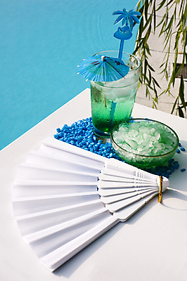 포토 JPG 해외이미지 주간 수영장 사람없음 야외 칵테일 접부채 종이우산 해외202004 해외포토 자연요소 우산 주류 전통부채 파일형식 이미지허브