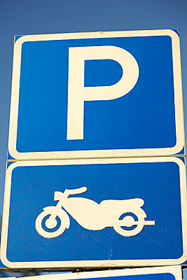 포토 JPG 해외이미지 하늘 거리 스웨덴 사람없음 파란색 자전거 오토바이 흰색 P 주차 사인 해외202004 해외포토 알파벳 컬러 북유럽 바이크 파일형식 이미지허브