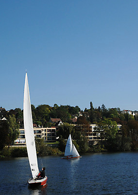 포토 JPG 해외이미지 나무 요트 주택 항해 풍경 사람없음 야외 물 강 교회 프랑스 도시 보트 강가 그림 타운 해외202004 해외포토 자연요소 식물 유럽 배_교통 종교건축 건물 파일형식 이미지허브
