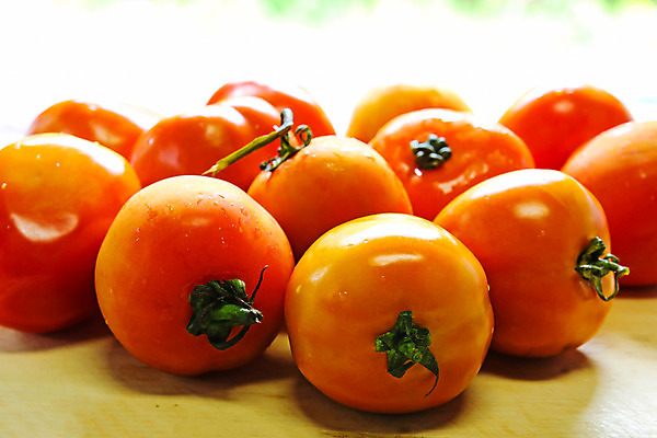 포토 JPG 해외이미지 다이어트 토마토 채소 도마 씨앗 사람없음 빨간색 물방울 신선 날것 슬라이스 숙성 해외202004 해외포토 식물 컬러 주방용품 건강 파일형식 이미지허브