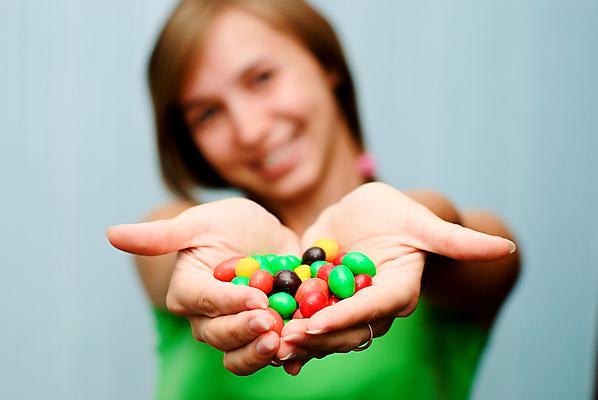 포토 JPG 해외이미지 백인 1 라이프스타일 손 여자 얼굴 음식 손가락 디저트 사탕 한명 사람 성인 컬러풀 초콜릿 기쁨 잡기 달콤 유혹 먹기 배고픔 중독 해로움 해외202004 해외포토 서양인 감정 컬러 컨셉 모션 생활 신체부위 맛 파일형식 이미지허브