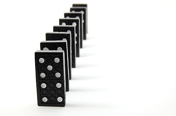 포토 JPG 해외이미지 서기 사람없음 검은색 일렬 도미노 해외202004 해외포토 컬러 모션 파일형식 이미지허브