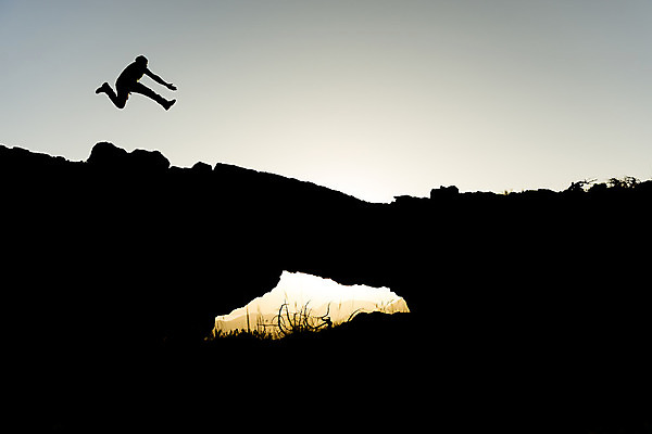 포토 JPG 해외이미지 라이프스타일 행복 실루엣 성공 풍경 사람없음 햇빛 태양 점프 힘 일몰 등산 기쁨 자유 용기 자신감 숲 영웅 수평선 유일 해외202004 해외포토 자연요소 그릇 감정 컨셉 모션 촬영기법 생활 노을 트래킹 파일형식 이미지허브