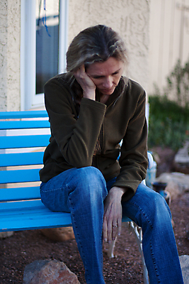 포토 JPG 해외이미지 백인 응시 시선 여자 얼굴 생각 벤치 스트레스 관리 한명 사람 머리 고통 슬픔 흰색 표현 좌절 고독 질병 걱정 불행 문제 긴장 고립 배려 심각 우울증 적자 헬프 혼자 해외202004 해외포토 서양인 1 감정 컬러 컨셉 의자 의학 신체부위 도움 파일형식 이미지허브