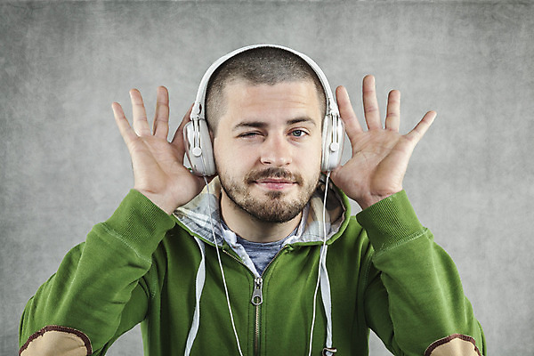 포토 JPG 해외이미지 백인 라이프스타일 남자 행복 얼굴 음악 신체 노래 한명 사람 소년 10대 초록색 머리 헤드폰 소리 기쁨 듣기 표현 춤 신선 파마 MP3 시원함 흥분 긍정 오디오 길이 스타일 해외202004 해외포토 서양인 1 헤어스타일 감정 어린이 컬러 음향기기 컨셉 모션 청소년 문화예술 생활 신체부위 전자제품 파일형식 이미지허브