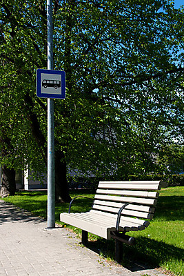 포토 JPG 해외이미지 나무 벤치 거리 버스 사람없음 도시 사인 일반 그만 해외202004 해외포토 식물 육상교통 의자 대중교통 파일형식 이미지허브