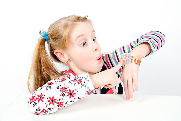 포토 JPG 해외이미지 백인 모델 1 손 여자 딸 행복 얼굴 어린이 시계 장난 건강 한명 사람 기쁨 표현 시간 입 달콤 작음 손목시계 결백 천진난만 해외202004 해외포토 서양인 감정 컨셉 장신구 가족 신체부위 맛 크기 파일형식 이미지허브