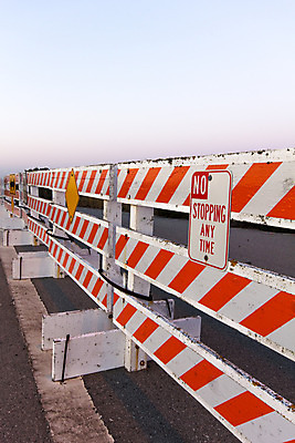 포토 JPG 해외이미지 교통시설 경고 안전 사람없음 세로 위험 바리케이드 심볼 사인 도로표지판 제어 해외202004 해외포토 도로 교통 컨셉 표지판 시설 파일형식 이미지허브
