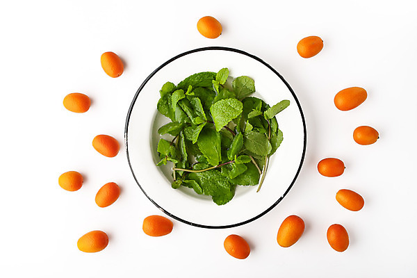 포토 JPG 해외이미지 접시 음식 백그라운드 잎 오렌지 과일 귤 요리 사람없음 가로 초록색 검은색 흰색 나뭇가지 신선 도자기 사발 민트 허브 준비 유기농 향 고립 채식주의자 비건 해외202004 해외포토 나무 식물 식기 웰빙 컬러 사기그릇 채식 파일형식 이미지허브