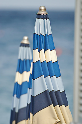 포토 JPG 해외이미지 계절 우산 사람없음 야외 파란색 목욕 이탈리아 흰색 지중해 양산 해외202004 해외포토 유럽 바다 컬러 청결 파일형식 이미지허브