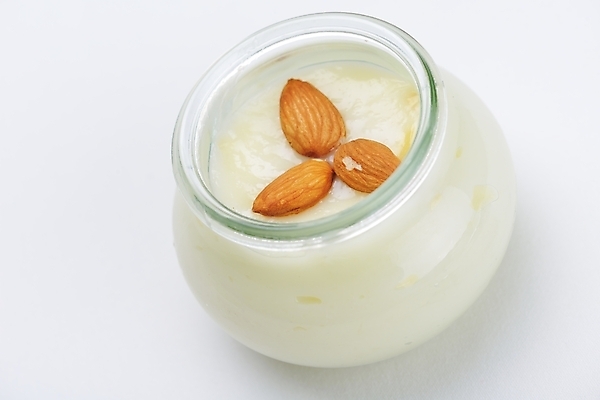 포토 JPG 해외이미지 실내 사람없음 한개 흰배경 아몬드 푸딩 해외202004 해외포토 1 백그라운드 디저트 내부 견과류 흰색 파일형식 이미지허브