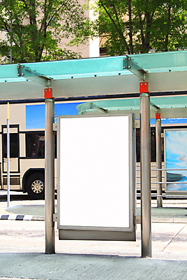 포토 JPG 해외이미지 주간 버스 간판 프레임 광고판 사람없음 야외 역 버스정류장 옥외간판 옥외광고 목업 해외202004 해외포토 자연요소 육상교통 교통시설 대중교통 알림판 판 파일형식 이미지허브