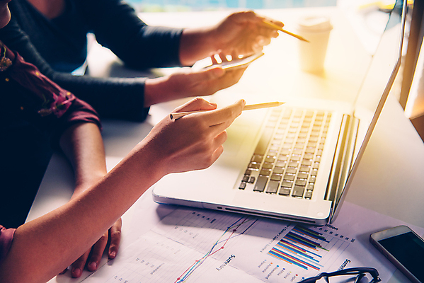 포토 JPG 해외이미지 백인 직업 응시 남자 산업 종이 비즈니스 건축양식 통신 성공 노동자 성인 사람없음 건물 사무실 자료 흰색 기록 업무 비즈니스맨 그룹 엔지니어 재산 감독 계획 헬멧 토론 땅 책상 경영자 보여주기 청사진 건축업자 계약자 프로젝트 브레인스토밍 해외202004 해외포토 서양인 건축물 시선 건축 컬러 가구 컨셉 모션 사람 금융 작업 직장인 기술자 보호장비 계약 리더 파일형식 이미지허브