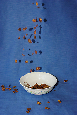 포토 JPG 해외이미지 스튜디오촬영 라이프스타일 음료 음식 이동 모션 아침 추상 아이디어 건강 창조 사람없음 공중 세로 컬러풀 우유 사발 붓기 떨어짐 아침식사 파란배경 흘림 건강식 특별함 스플래쉬 해외202004 해외포토 주간 컬러 백그라운드 컨셉 무늬 유제품 실내 생활 파란색 식사 사기그릇 파일형식 이미지허브