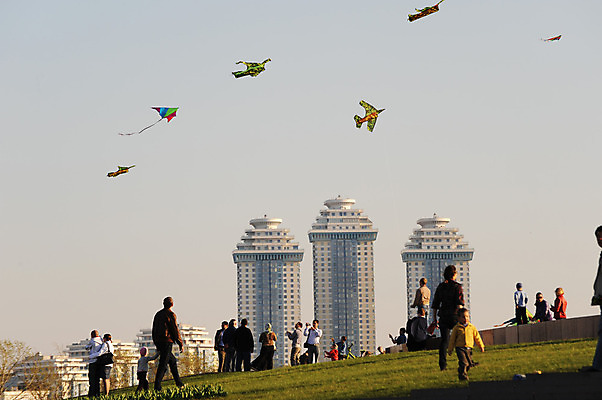 포토 JPG 해외이미지 라이프스타일 공원 어린이 자연 놀이 하늘 바람 사람 풍경 사람없음 야외 여름 파란색 태양 자유 도시 연 러시아 러시아인 모스크바 해외202004 해외포토 자연요소 서양인 계절 공공시설 유럽 컬러 컨셉 날씨 생활 놀이용품 생태계 파일형식 이미지허브