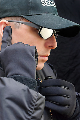 포토 JPG 해외이미지 남자 얼굴 포즈 유니폼 텍스트 한명 경비 안전 사람 이벤트 단어 선글라스 힘 재킷 콘서트 표현 관찰 경찰 보호 군중 위험 위협 싱글 보안 근육질 감시 경호원 장교 해외202004 해외포토 직업 문자 1 옷 안경 컨셉 모션 근육 신체부위 외투 공연 몸매 파일형식 이미지허브