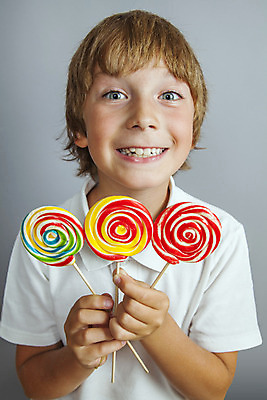 포토 JPG 해외이미지 백인 1 남자 행복 얼굴 어린이 음식 백그라운드 디저트 막대사탕 사탕 한명 사람 소년 빨간색 금발 노란색 줄무늬 유치원 기쁨 소용돌이 흰색 표현 아기 달콤 핥기 큼 설탕 혀 먹기 명상 걸음마 고립 천진난만 해로움 해외202004 해외포토 서양인 헤어스타일 교육 감정 컬러 컨셉 무늬 모션 신체부위 회오리 입 맛 크기 파일형식 이미지허브