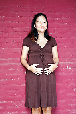 포토 JPG 해외이미지 여자 어린이 엄마 열쇠 한명 20대 금발 희망 임산부 임신 아기 기다림 큼 해외202004 해외포토 1 헤어스타일 감정 가족 모션 사람 청년 크기 파일형식 이미지허브