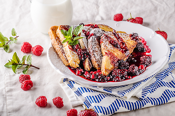 포토 JPG 해외이미지 접시 실내 사람없음 우유 식탁보 우유병 민트 흰배경 산딸기 과일잼 슈가파우더 해외202004 프렌치토스트 해외포토 식기 백그라운드 과일 병_용기 유제품 내부 흰색 잼 허브 토스트 파일형식 이미지허브